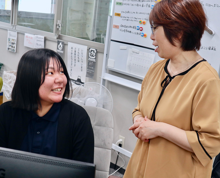 上長と仕事をする様子